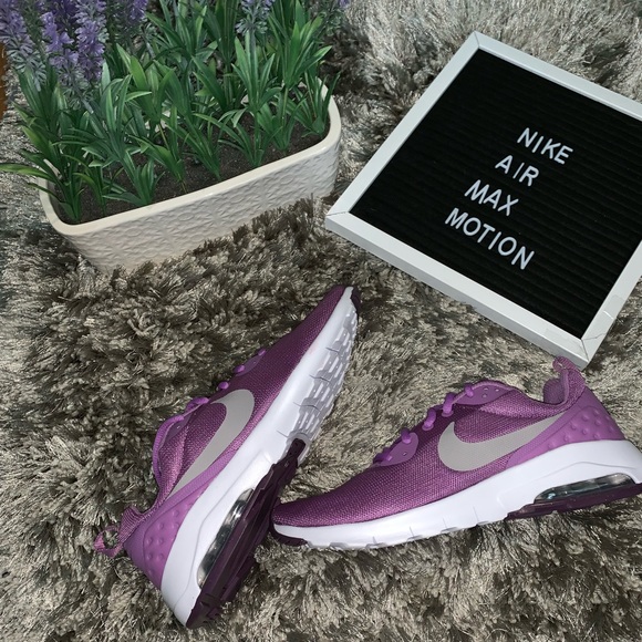 Nike Shoes - WMNS Nike air max motion size 7.5